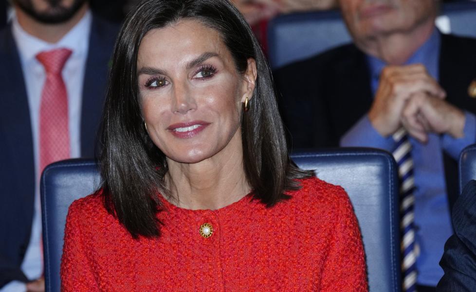 La reina Letizia estrena la chaqueta de entretiempo perfecta: un modelo ideal y con significado oculto