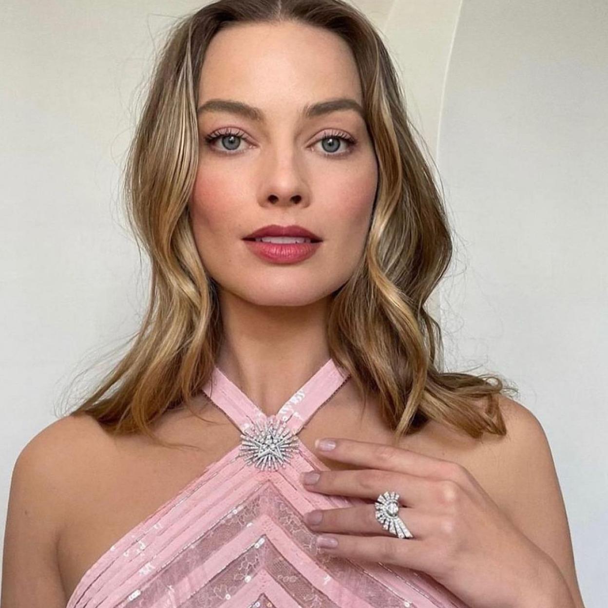 Margot Robbie con uñas rosas/instagram de tom bachik