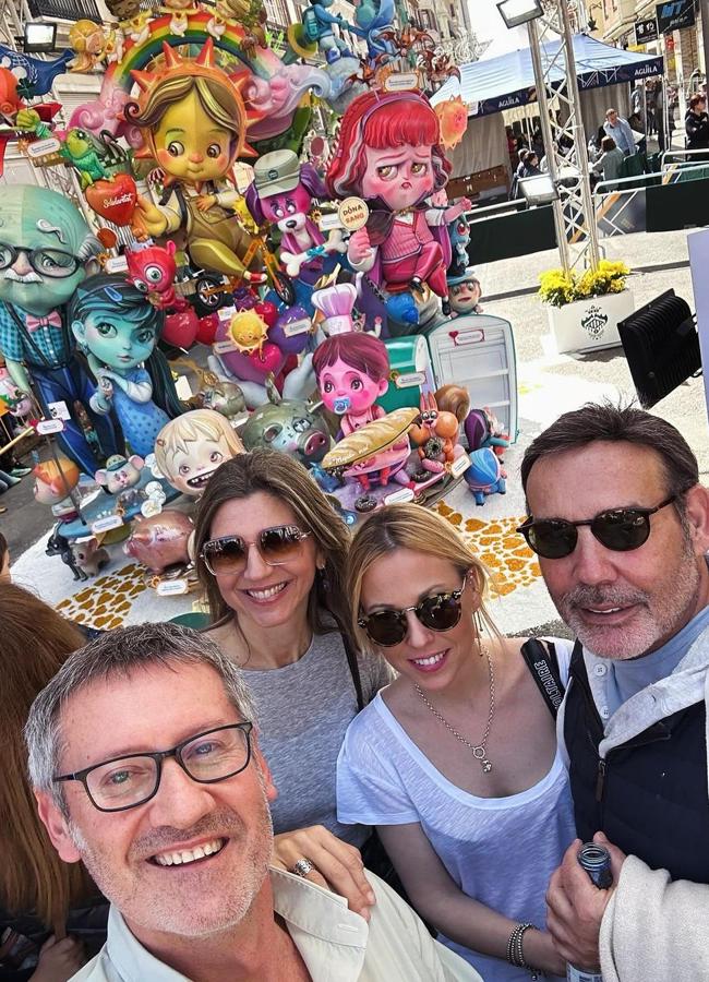 Ana Villarrubia junto a sus amigos en las Fallas de Valencia. / INSTAGRAM