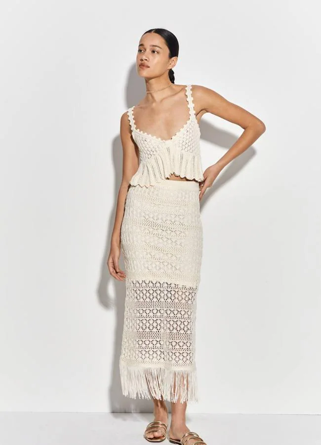 Vestido blanco de crochet de Sfera: Elegancia y juventud para tu verano con alpargatas