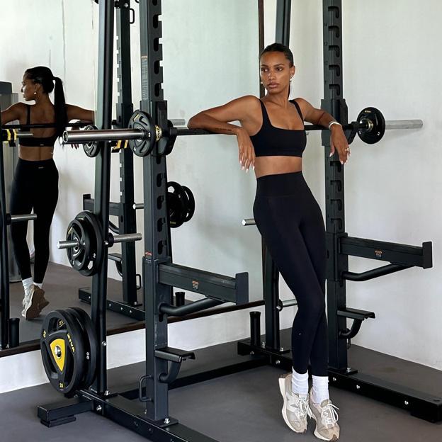 Mancuernas en casa: los mejores ejercicios para planificar tu entrenamiento de fuerza sin ir al gimnasio