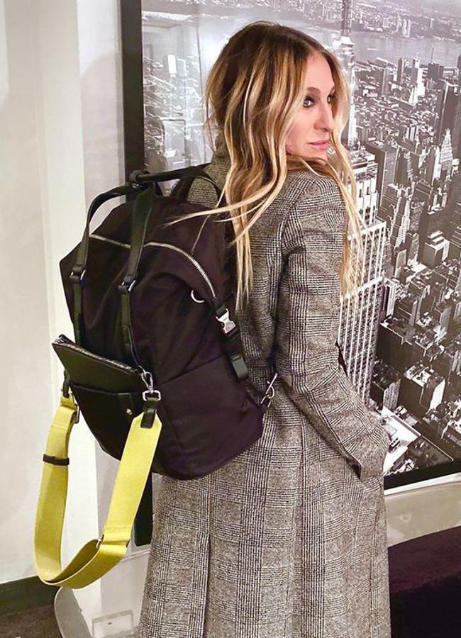 Con nuestra guía de básicos de lujo silencioso podrás viajar ligera de equipaje y con estilo como Sarah Jessica Parker, que lleva todo lo que necesita en su mochila de Samsonite. Foto: Cortesía Samsonite.