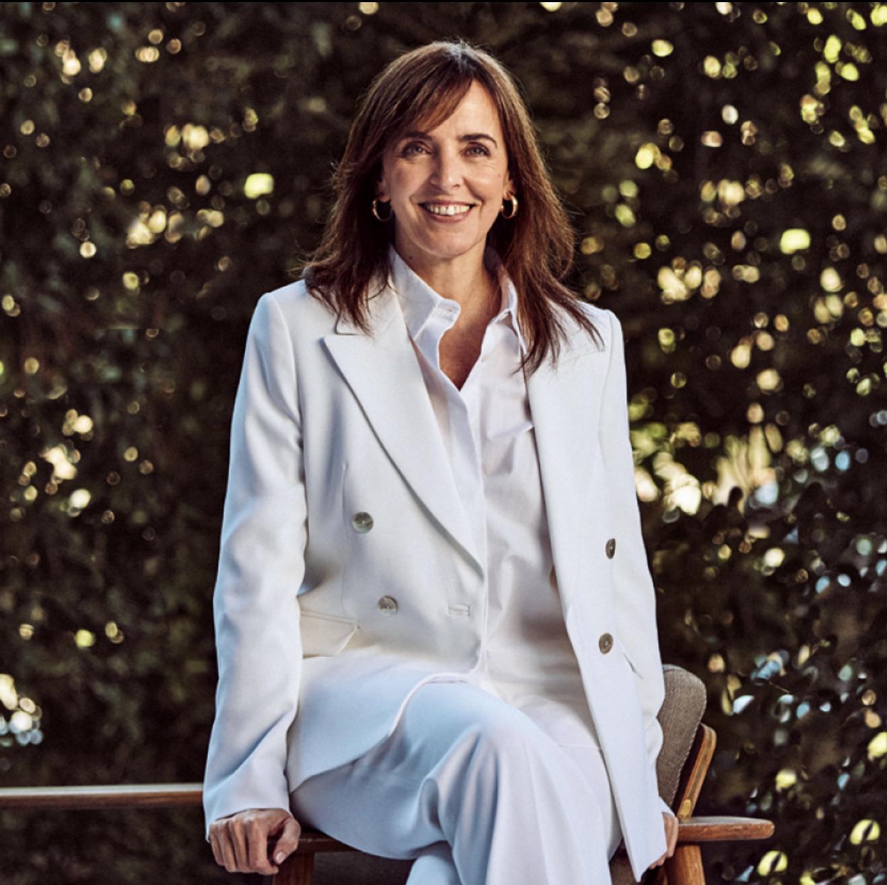 Carmen Fúnez lleva traje de Roberto Verino y camisa y zapatos de Zara. /Foto: Eduardo Miera