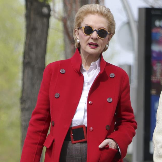 Carolina Herrera paseando por Madrid.