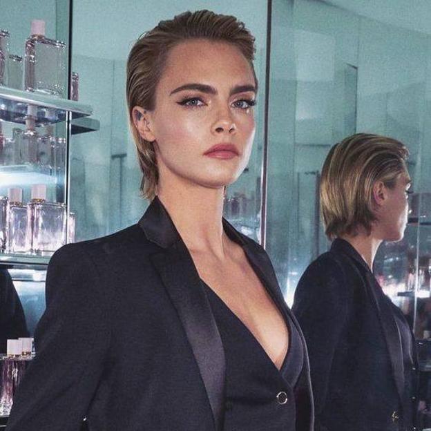 Cara Delevigne con hydro bob peinado hacia atrás