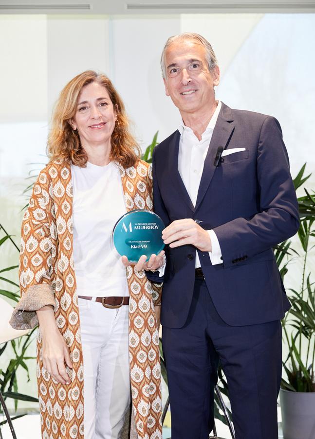 Ainhoa Bergés, directora de Márketing del Área de Lujo, Estilo de Vida y Revistas de TESA, entrega el Premio al Mejor Coche Familiar a Emilio Herrera, presidente y CEO de KIA Iberia.