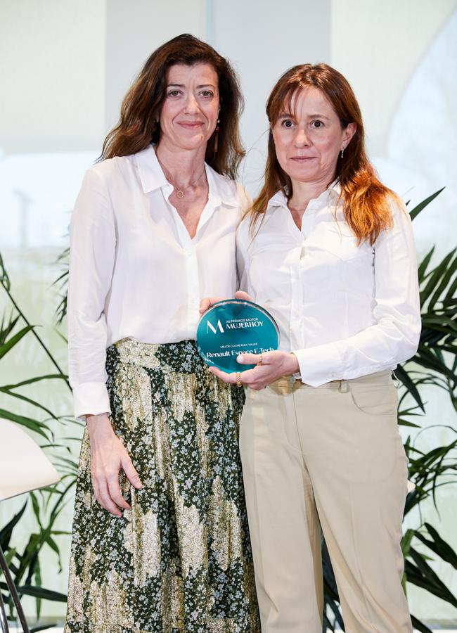 Constanza Pasqual de Pobil, directora de Comunicación de Bridgestone SWR, entrega el Premio al Mejor Coche para Viajar a Susana Ugidos, head of Marketing de Renault. Foto: Álex Rivera.