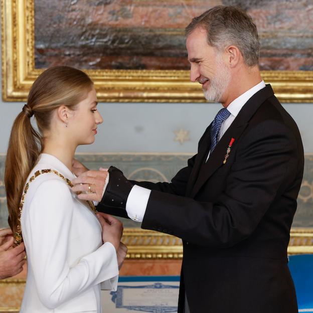 La princesa Leonor junto al rey Felipe VI en la Jura de la Constitución. 