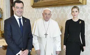 El look de Manuela Villena para su cita con el Papa: firma española, una rama de olivo y pendientes del joyero de Lola Flores