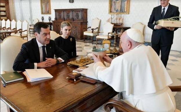 Juanma Bonilla y Manuela Villena, en su encuentro con el Papa Francisco. 