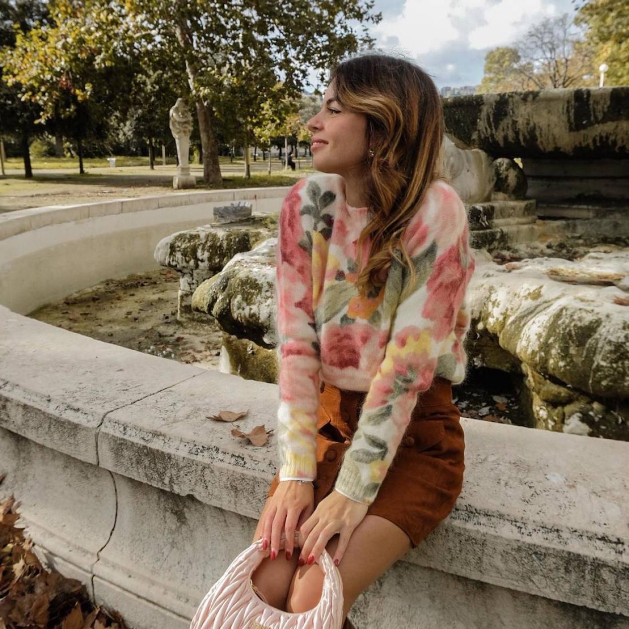 Influencer con jersey de estampado primaveral/@raffaellaferrigno