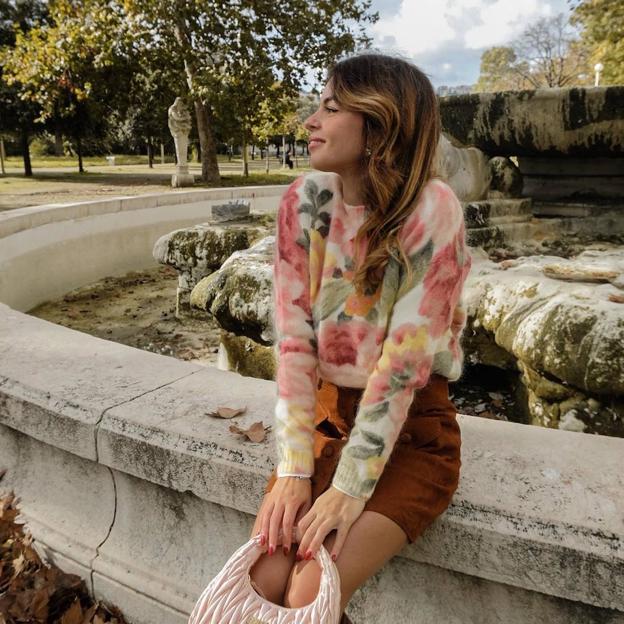 Influencer con jersey de estampado primaveral