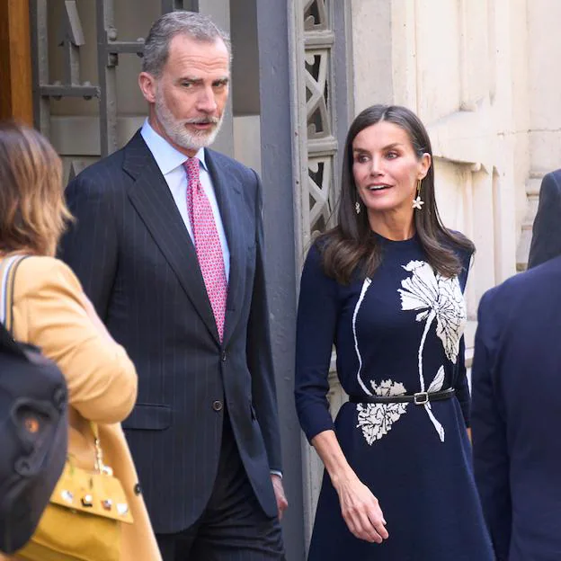 La escapada secreta de Letizia y Felipe al centro de Madrid: paseo por Tirso de Molina, visita al Cine Doré y polémica en una librería