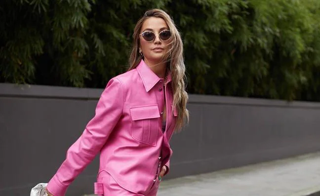 A las influencers les encantan estas chaquetas rosas para cuando quieren ir especialmente guapas