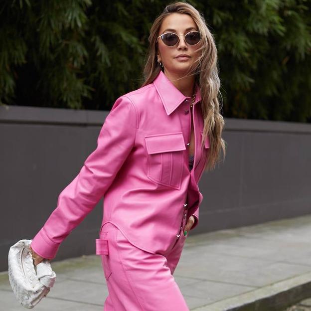 Influencer con chaqueta color rosa