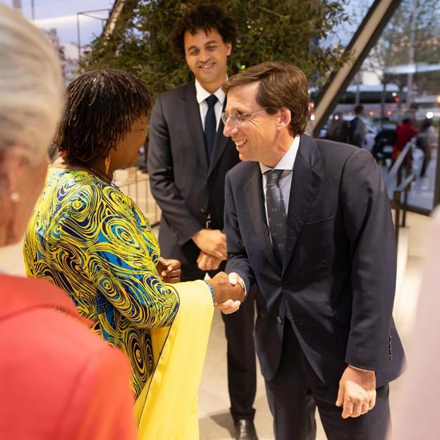 Jose Luis Martínez-Almeida con la economista Susan Kinyua en los Premios Harambee 2024. 