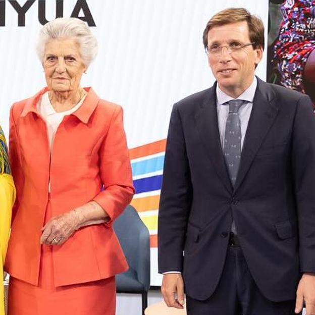 Así ha sido el encuentro de Almeida y Teresa de Borbón, abuela de su novia y anfitriona de su boda con Teresa Urquijo