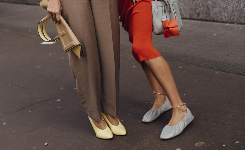 Las bailarinas flexibles que son cómodas y suaves y perfectas para un look de diario de primavera