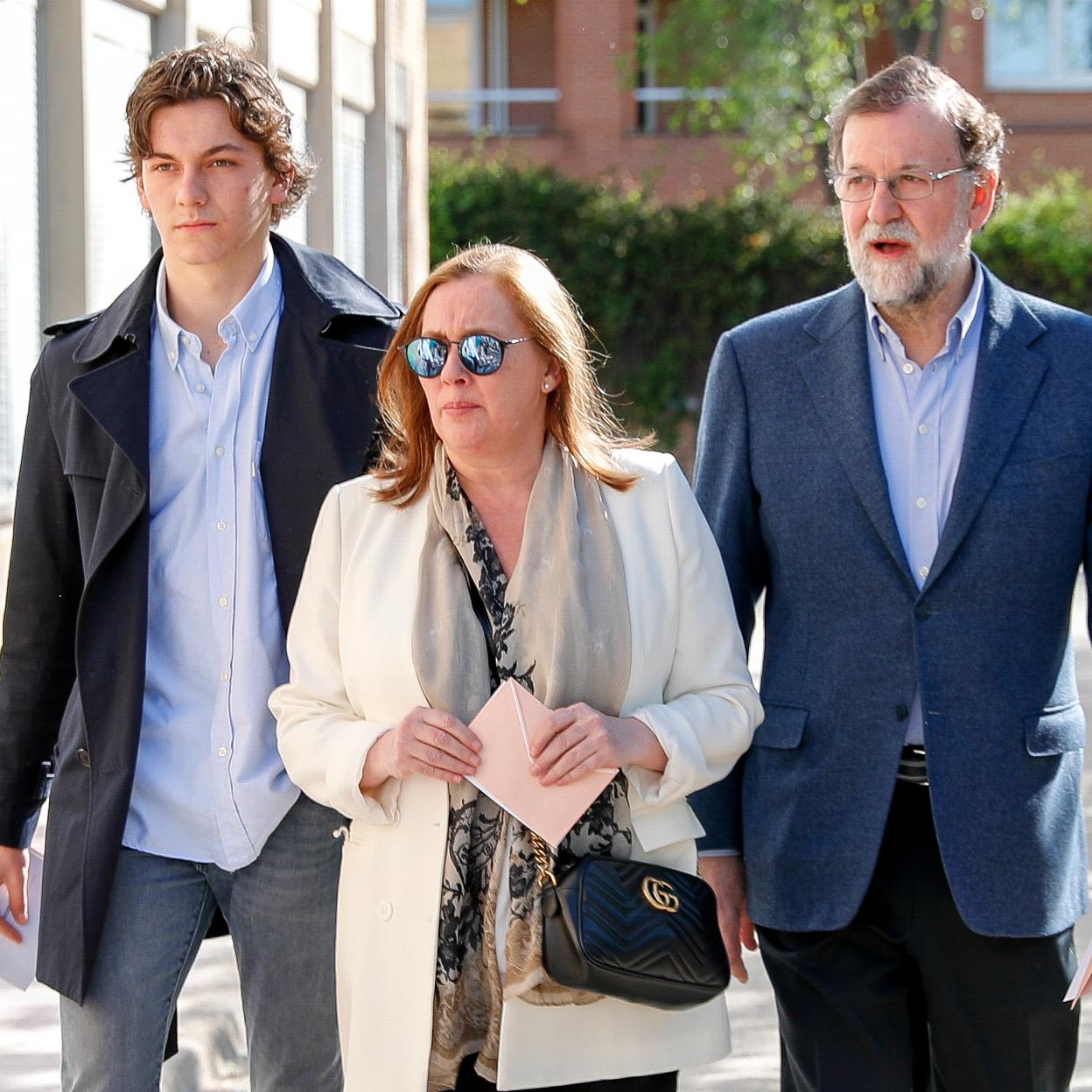 Mariano Rajoy, con su mujer, Viri, y su hijo mayor, que se llama como él. /GTRES