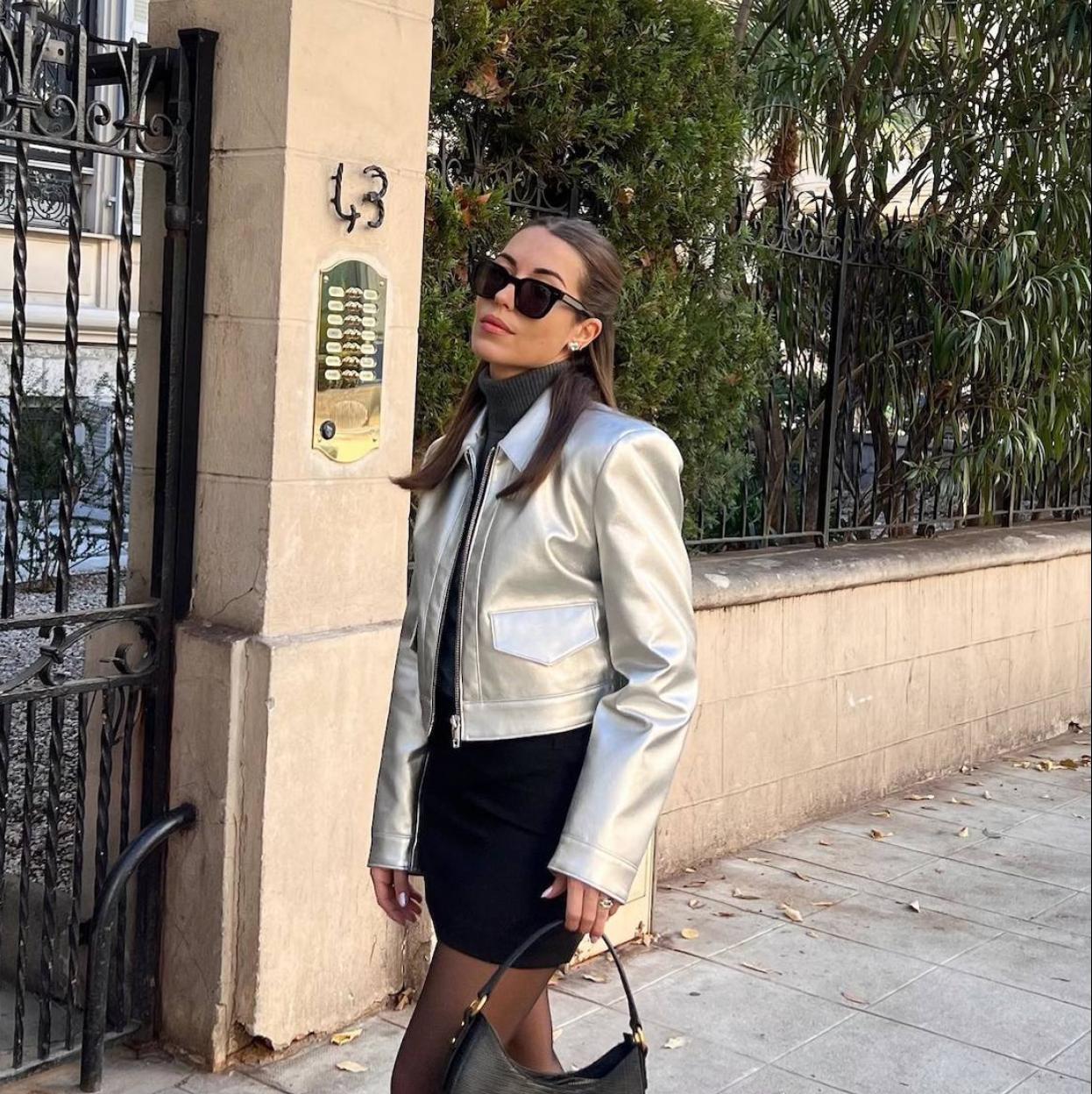 Influencer con chaqueta tendencia efecto metalizado/@CAROLINELEPE