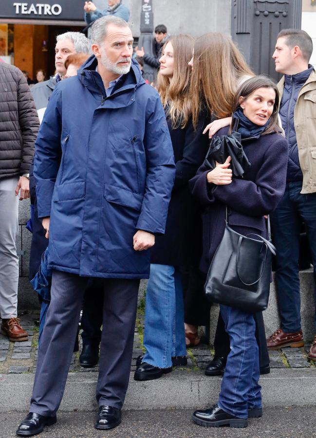 La reina Letizia con bolso shopper y zapato cómodo para asistir a la procesión del Encuentro. FOTO: Limited Pictures