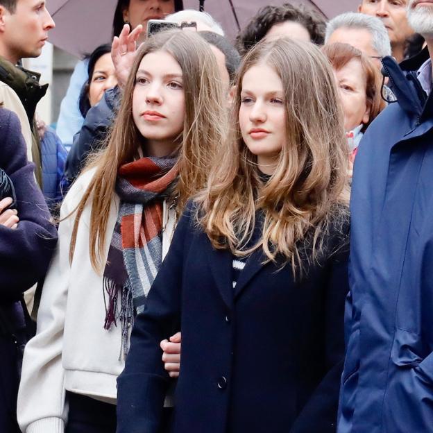 La infanta Sofía agarra del brazo a la princesa Leonor durante la procesión del Encuentro, en Madrid, que ha salido cancelada por la lluvia.