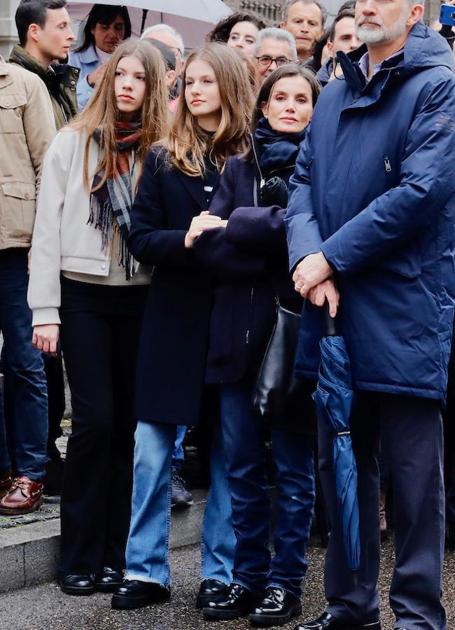 La infanta Sofía con una bomber blanca que hay en Stradivarius.