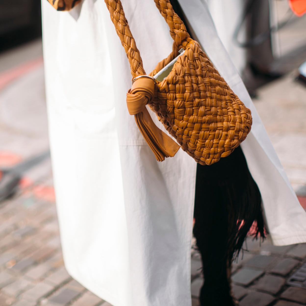 Un bolso trenzado en el street style./launchmetrics spotlight