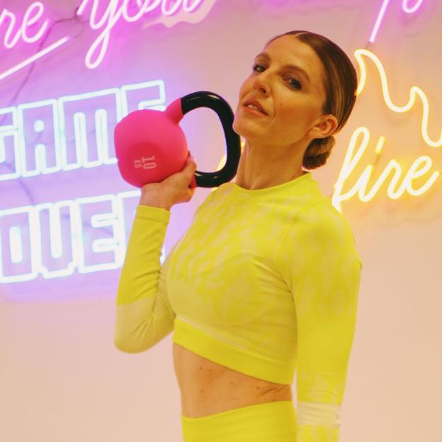 La rutina de 20 minutos con pesas rusas que mejor tonifica tu core con solo tres ejercicios fáciles