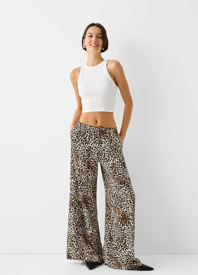 Pantalones de leopardo de Bershka, 25,99 euros.