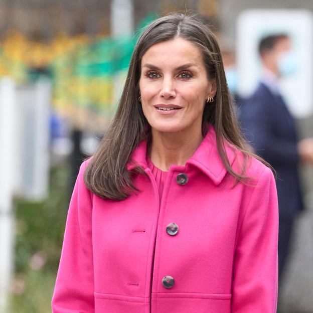 La reina Letizia con un abrigo rosa.