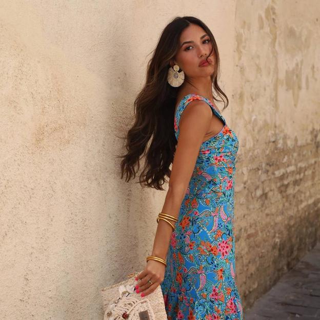 Influencer con vestido de invitada para primavera