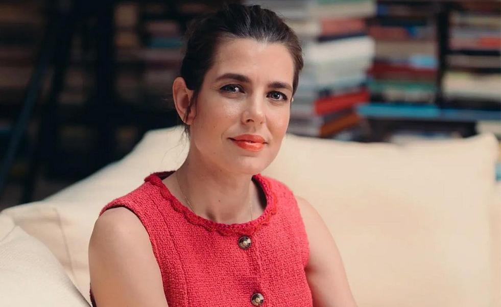 El look con vaqueros y chaleco de Carlota Casiraghi que es perfecto para ir cómoda en el entretiempo