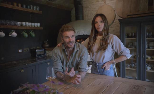 La impresionante mansión de David y Victoria Beckham en la campiña inglesa: lago privado, mucho orden y decoración rustic chic