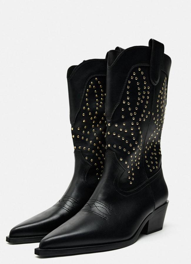 Botas cowboy adornadas con tachas metálicas