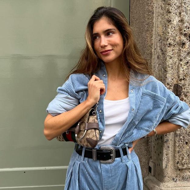 La influencer Belén Hostalen con camiseta blanca.