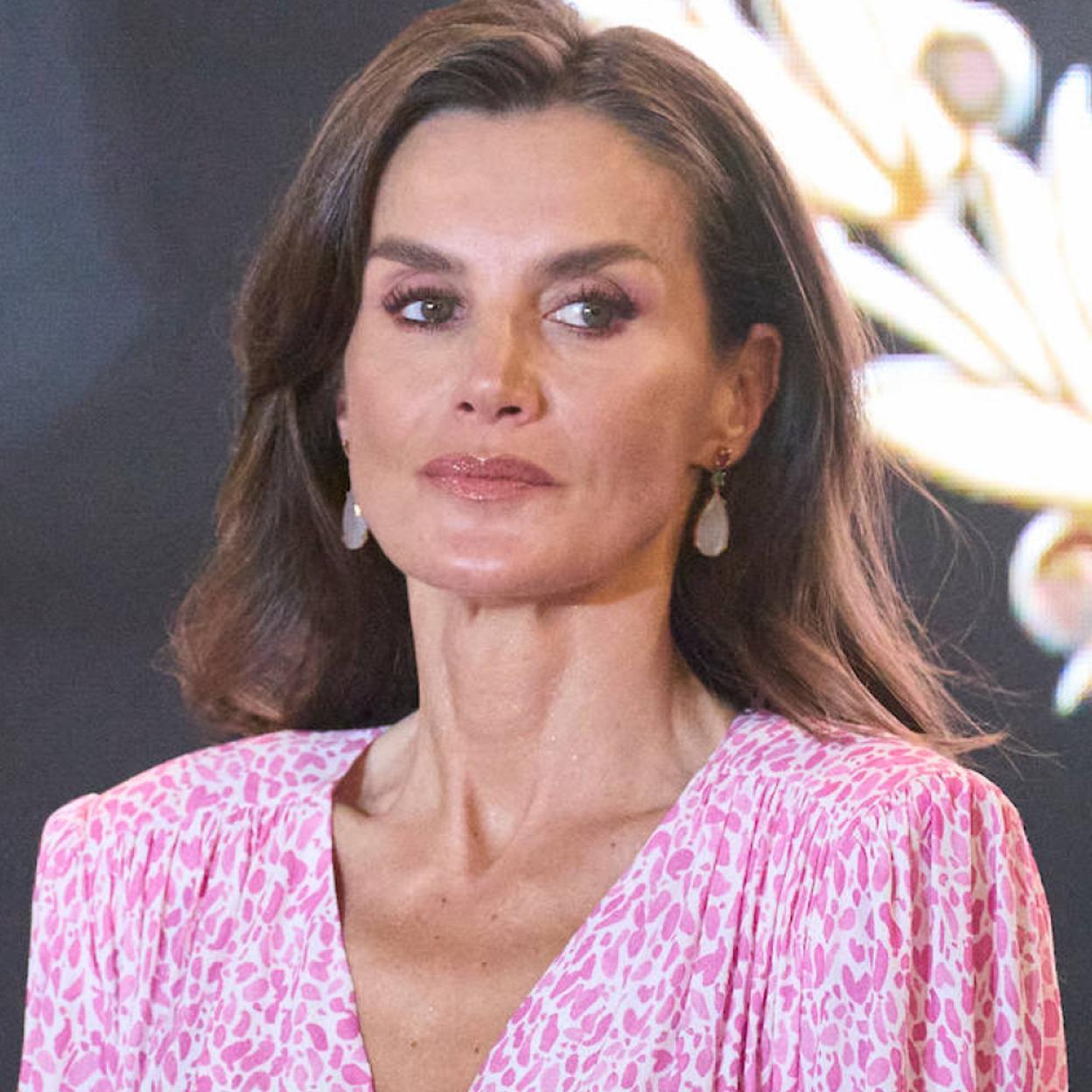 La reina Letizia con un vestido rosa./limited pictures