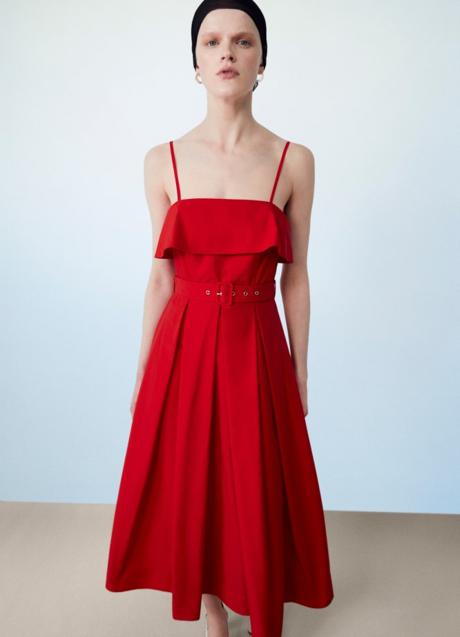 Vestido rojo con vuelo de Sfera (59,99 euros)