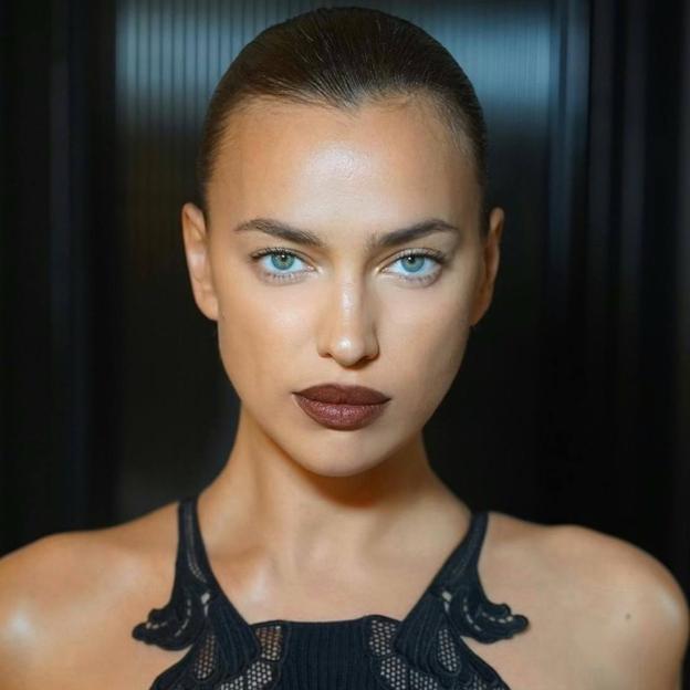 Irina Shayk con contorno de ojos firme y sin patas de gallo