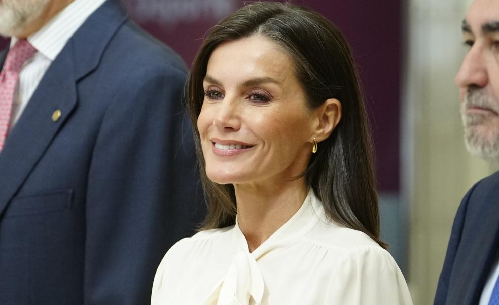 La reina Letizia vuelve al rojo con los pantalones perfectos para primavera (y están en Mango por 25 euros)