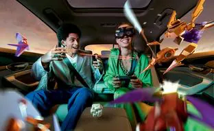 Cuando el coche se convierte en una sala de ocio sobre ruedas: pantallas gigantes para ver películas y videojuegos, gafas de realidad virtual y ChatGPT