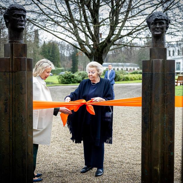 Beatriz de Holanda inaugurando el parque en memoria de la familia real. 