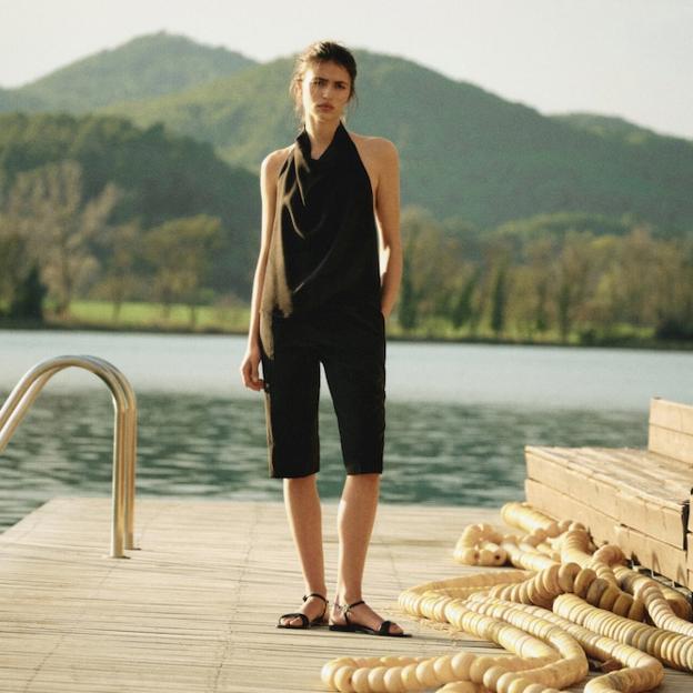 Lo nuevo de Massimo Dutti para ver hoy mismo: vestidos de colores, monos comodísimos, bolsos de rafia y sandalias de tacón bajo