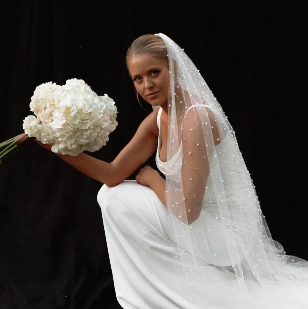 Una novia con un vestido de Pronovias.