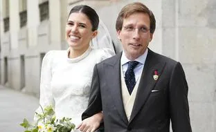 El vestido de novia de Teresa Urquijo en su boda con Almeida: los detalles de un look muy regio y de estilo royal