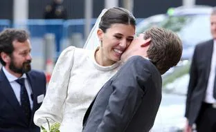 Lo que no se vio de la boda de José Luis Martínez-Almeida y Teresa Urquijo: un beso robado, despliegue de Borbones y el truco del alcalde para parecer más alto