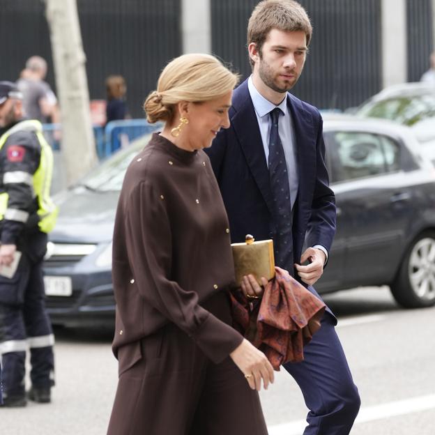 El look de la infanta Cristina que eclipsa a su hermana Elena: dos estilos muy distintos para la boda de Almeida y Teresa Urquijo