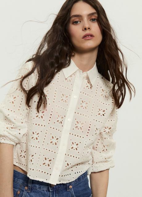 Camisa blanca de Stradivarius (25,99 euros)