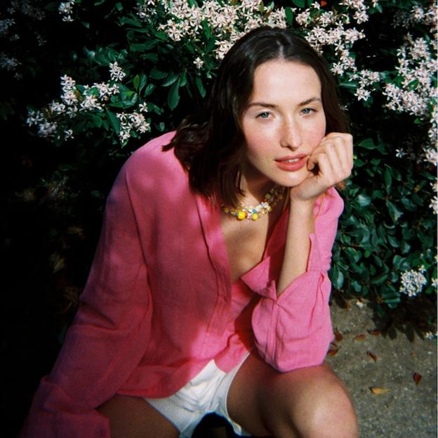 Las compras de la semana de Stradivarius: camisas de colores, vestidos midi y bailarinas rojas para primavera