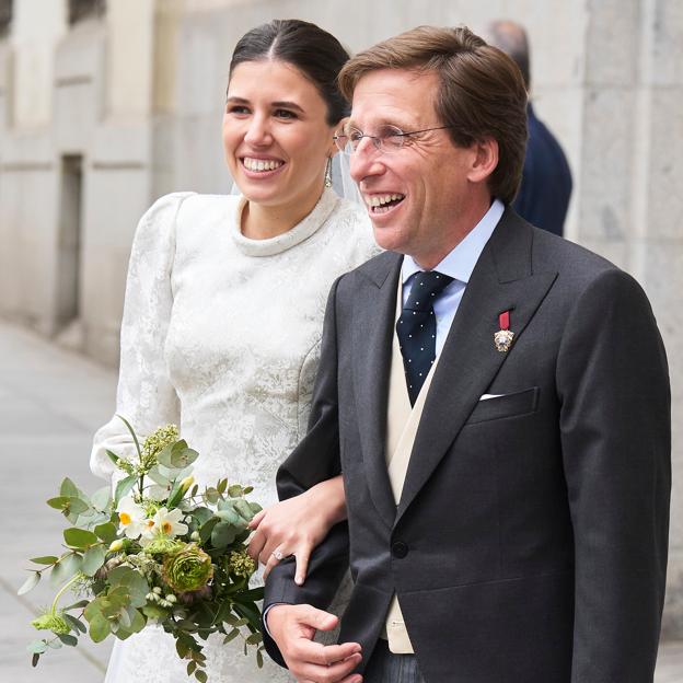 A la salida de la iglesia, pudimos ver las joyas de Teresa Urquijo.